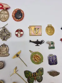 Samling diverse pins