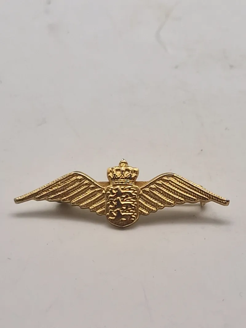 Original nål fra det danske flyvevåben kvinder