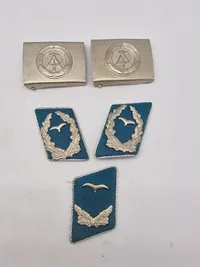 Samling original DDR, bæltespænder og kravespejle