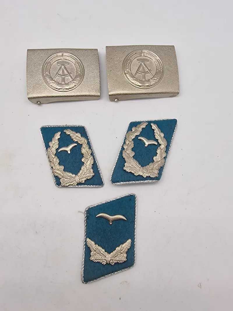 Samling original DDR, bæltespænder og kravespejle