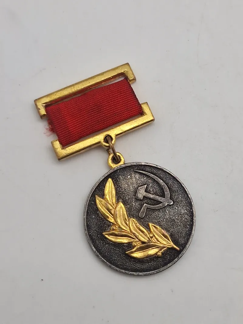 Sovjetisk medalje for fremragende præstationer i arbejde, potentielt Arbejdets Røde Fanemedaillon.