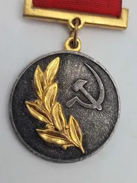 Sovjetisk medalje for fremragende præstationer i arbejde, potentielt Arbejdets Røde Fanemedaillon.