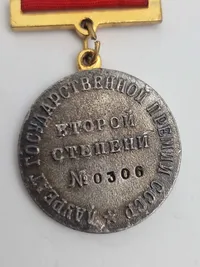 Sovjetisk medalje for fremragende præstationer i arbejde, potentielt Arbejdets Røde Fanemedaillon.