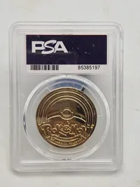 2022 P.M. Coin Promo Gigantamax Charizard mønt fra Pokémon Trading Card Game. Denne guldfarvede mønt blev udgivet som en del af en promo-udgivelse i 2022 og viser Charizard i sin Gigantamax-form.