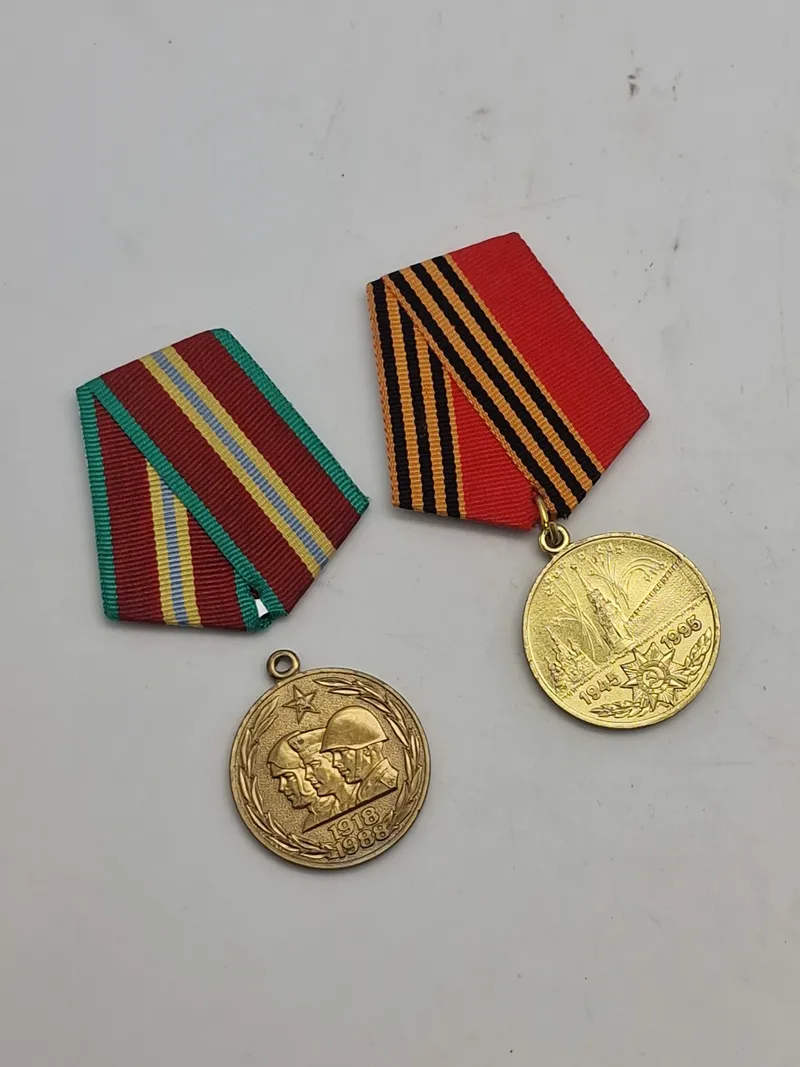 Jubilæumsmedaljen for 70-året for Sovjetunionens væbnede styrker fra 1988 & Jubilæumsmedaljen "50-året for sejren i Den store fædrelandskrig 1941–1945".