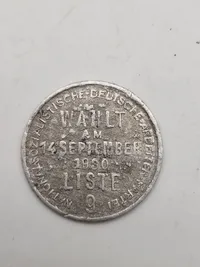 Sjælden original valgtoken eller propagandamønt fra det tyske valg den 14. september 1930.
Teksten på mønten lyder "WÄHLT AM 14 SEPTEMBER 1930 LISTE 9",