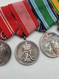 Original dansk ordensspange, med flere medaljer af sterlingsølv