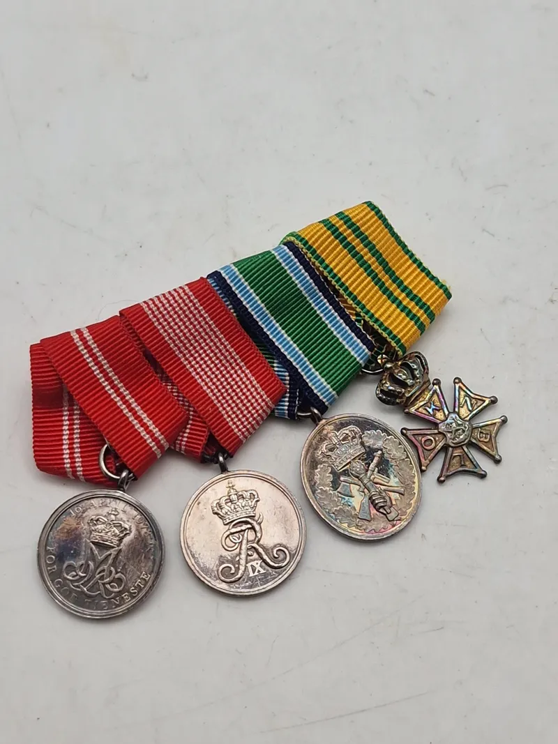 Original dansk ordensspange, med flere medaljer af sterlingsølv