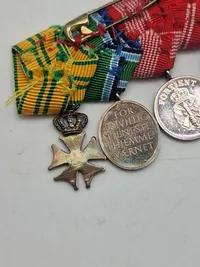 Original dansk ordensspange, med flere medaljer af sterlingsølv