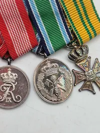 Original dansk ordensspange, med flere medaljer af sterlingsølv