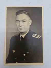 Original "Bestallung" (udnævnelse) fra den tyske flåde (Kriegsmarine) fra 1938. 
Den udnævner Obermasch.Mt. Julius Poeverlein fra 1. Komp. Marineschule Wesermünde til Obermaschinisten - med to fotos