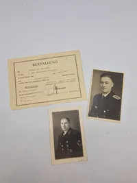 Original "Bestallung" (udnævnelse) fra den tyske flåde (Kriegsmarine) fra 1938. 
Den udnævner Obermasch.Mt. Julius Poeverlein fra 1. Komp. Marineschule Wesermünde til Obermaschinisten - med to fotos