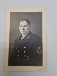 Original "Bestallung" (udnævnelse) fra den tyske flåde (Kriegsmarine) fra 1938. 
Den udnævner Obermasch.Mt. Julius Poeverlein fra 1. Komp. Marineschule Wesermünde til Obermaschinisten - med to fotos