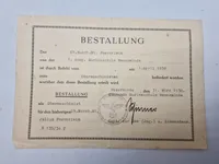 Original "Bestallung" (udnævnelse) fra den tyske flåde (Kriegsmarine) fra 1938. 
Den udnævner Obermasch.Mt. Julius Poeverlein fra 1. Komp. Marineschule Wesermünde til Obermaschinisten - med to fotos