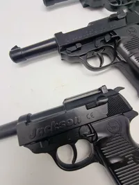 Samling Jackson legetøjspistoler som P38’ere