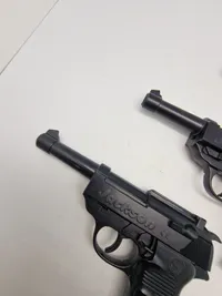 Samling Jackson legetøjspistoler som P38’ere
