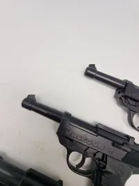 Samling Jackson legetøjspistoler som P38’ere