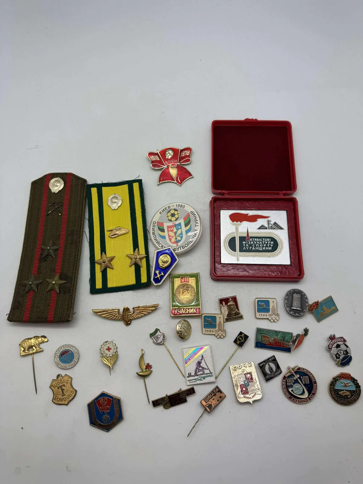 Lot russiske pins mm.