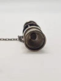 Miniature af en Davys minearbejderlampe fastgjort til urkæde (Vedhæng)