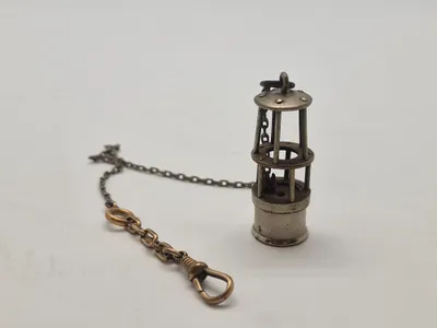 Miniature af en Davys minearbejderlampe fastgjort til urkæde (Vedhæng)