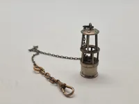 Miniature af en Davys minearbejderlampe fastgjort til urkæde (Vedhæng)