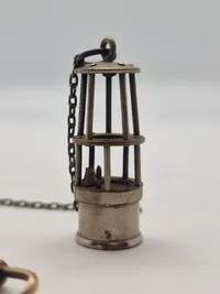 Miniature af en Davys minearbejderlampe fastgjort til urkæde (Vedhæng)