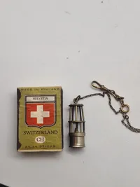 Miniature af en Davys minearbejderlampe fastgjort til urkæde (Vedhæng)