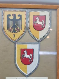 Samling Bundeswehr patches i ramme med info
