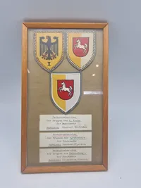 Samling Bundeswehr patches i ramme med info