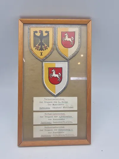 Samling Bundeswehr patches i ramme med info