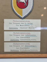Samling Bundeswehr patches i ramme med info