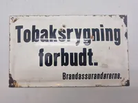 Ældre emaljeskilt med teksten “Tobaksrygning forbudt”