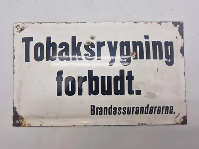 Ældre emaljeskilt med teksten “Tobaksrygning forbudt”