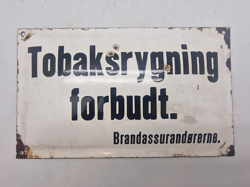 Ældre emaljeskilt med teksten “Tobaksrygning forbudt”
