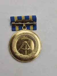 Für treue Dienste bei der Deutschen Post" (For tro tjeneste i Deutsche Post), som blev uddelt i Den Tyske Demokratiske Republik (DDR) fra 1960. 1-2-3