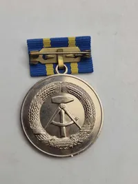 Für treue Dienste bei der Deutschen Post" (For tro tjeneste i Deutsche Post), som blev uddelt i Den Tyske Demokratiske Republik (DDR) fra 1960. 1-2-3