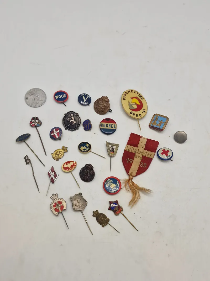 Samling diverse pins