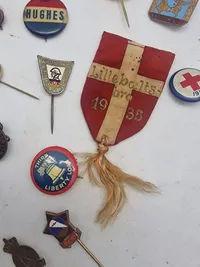 Samling diverse pins