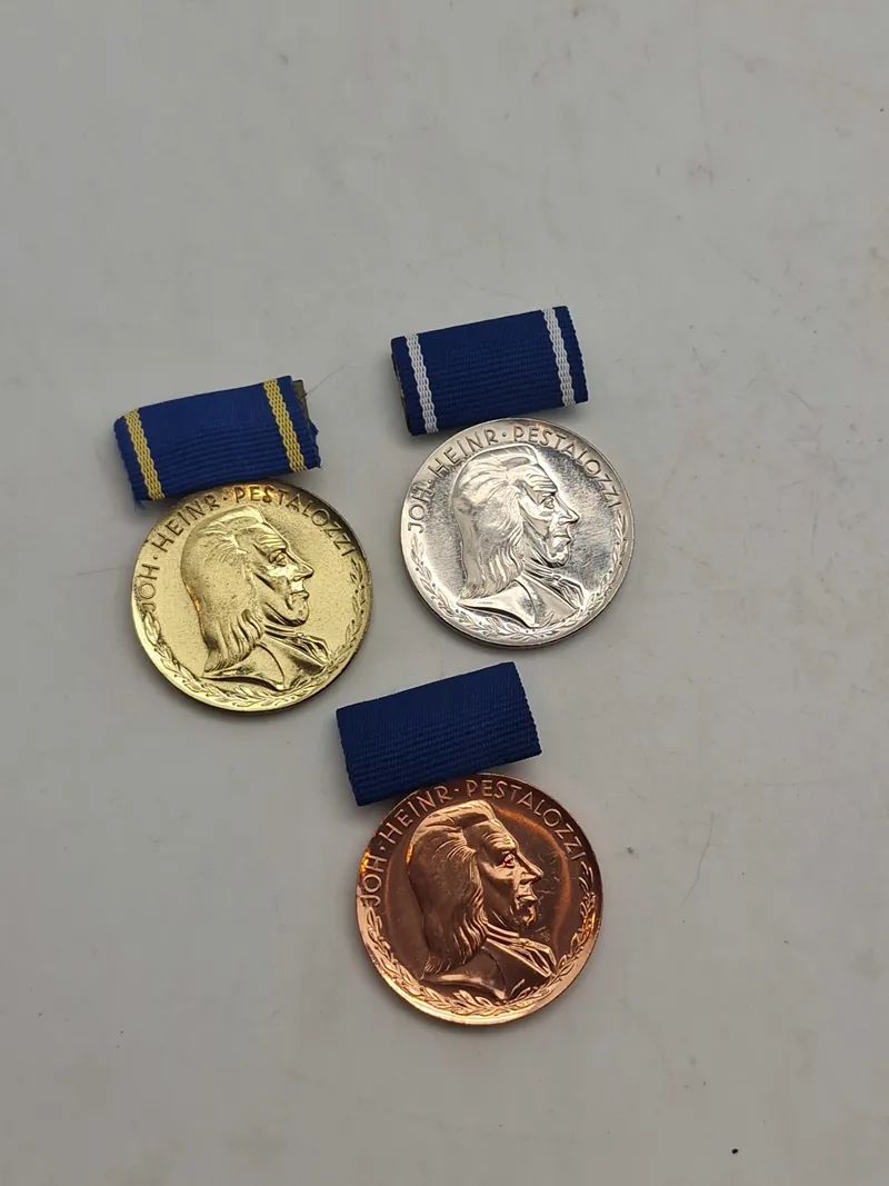 Pestalozzi-medaljen for tro tjeneste fra DDR. 1-2-3