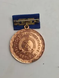Pestalozzi-medaljen for tro tjeneste fra DDR. 1-2-3