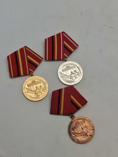(Medaille für hervorragende Kampf- und Einsatzbereitschaft) 1-2-3