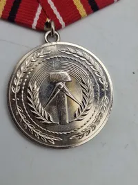 (Medaille für hervorragende Kampf- und Einsatzbereitschaft) 1-2-3