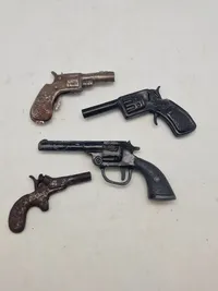 Samling ældre hundeprop pistoler mm