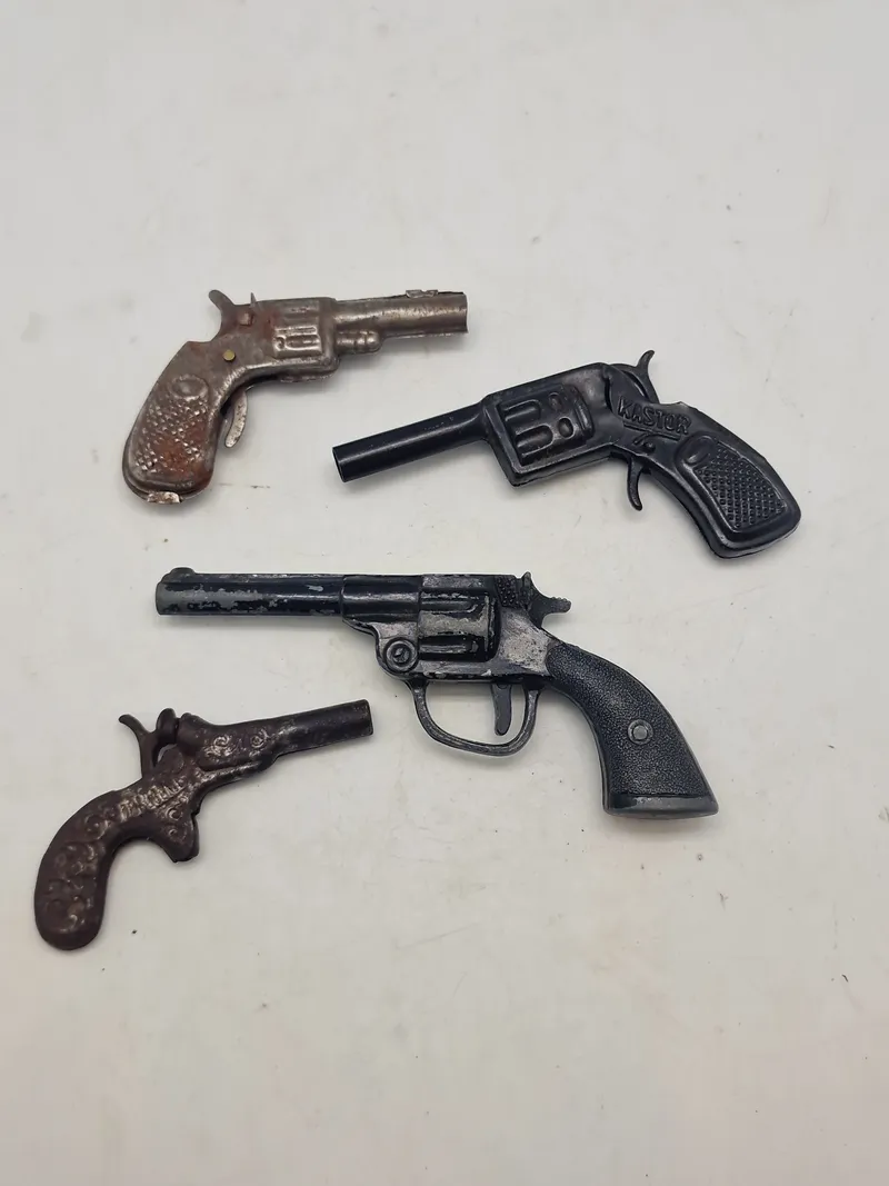 Samling ældre hundeprop pistoler mm
