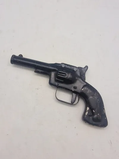 Helstøbt antik legetøjs revolver