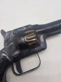 Helstøbt antik legetøjs revolver