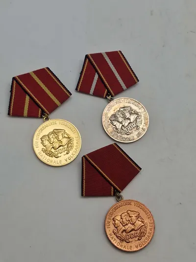 Verdienstmedaille der Nationalen Volksarmee. 1-2-3