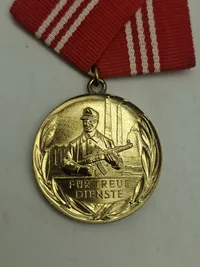 Samling Medaille für treue Dienste in der Nationalen Volksarmee" (Medalje for tro tjeneste i Nationale Volksarmee) fra Østtyskland (DDR).