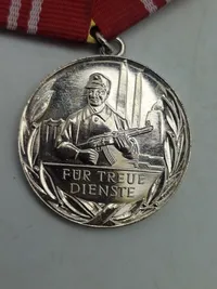 Samling Medaille für treue Dienste in der Nationalen Volksarmee" (Medalje for tro tjeneste i Nationale Volksarmee) fra Østtyskland (DDR).