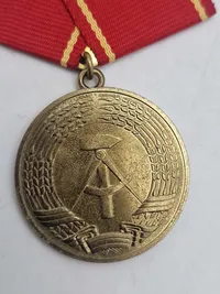 Samling Medaille für treue Dienste in der Nationalen Volksarmee" (Medalje for tro tjeneste i Nationale Volksarmee) fra Østtyskland (DDR).
